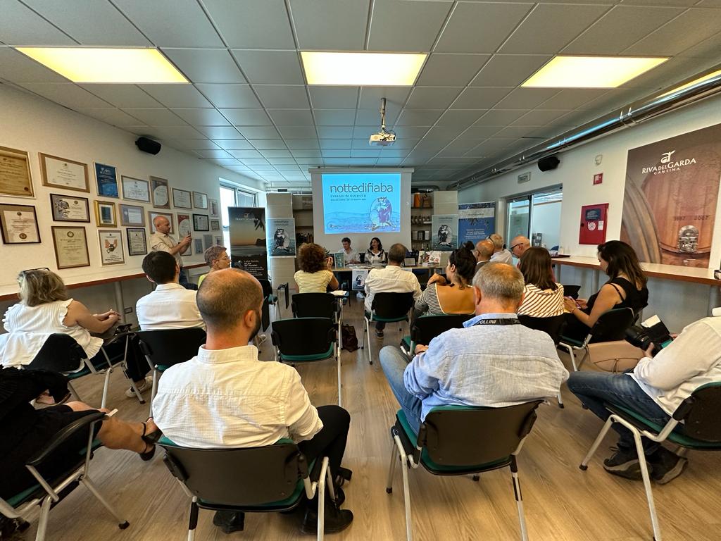 Foto della conferenza stampa della Notte di Fiaba del 9 giugno 2023. La platea è fotografata di schiena in ascolto dei relatori.